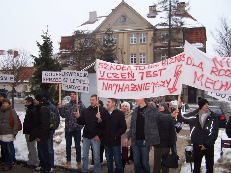 Ponad 100 osób pikietowało dziś pod siedzibą ełckiego...