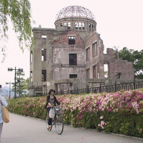Ruiny Pawilonu Promocji Przemysłu. 100 metrów nad nim wybuchła bomba atomowa, a mimo to budynek jakimś cudem w znacznej mierze ocalał.