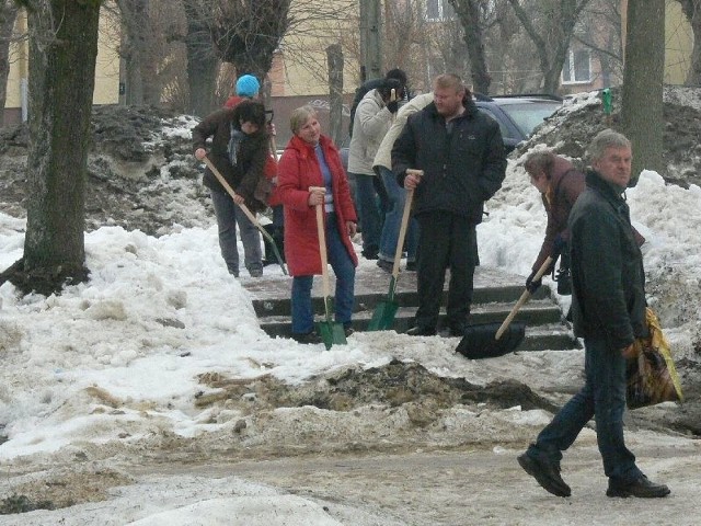 Ręczne odśnieżanie najważniejszych miejsc w Skarżysku trwało przez okres śnieżyc. Niestety, to nie wystarczyło, żeby udrożnić parkingi.