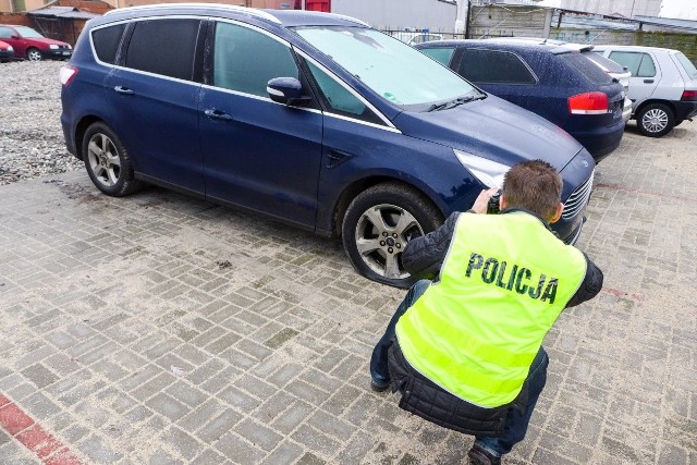 Żarscy policjanci odzyskali skradzionego forda. Auto było warte około 100 tys. zł.