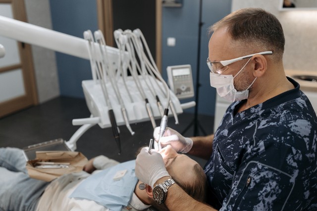 Na podstawie opinii pacjentów przygotowaliśmy zestawienie najbardziej polecanych stomatologów w Bydgoszczy.Przejdź dalej i sprawdź, którzy dentyści mają najlepsze opinie >>>