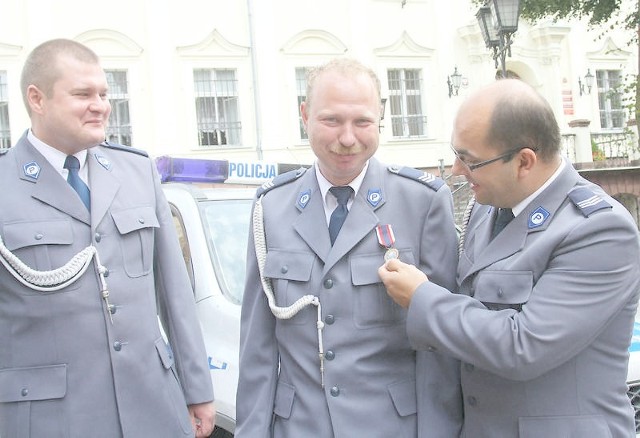 Odznakę "zasłużonego" odebrał Sławomir Romanowski, Rafała Gackowskiego (z lewej) awansowano na komisarza, Ryszarda Sucharskiego na sierżanta