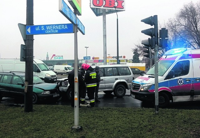 W poniedziałkowym wypadku ucierpiał pasażer alfa romeo, w który uderzyło mitsubishi.