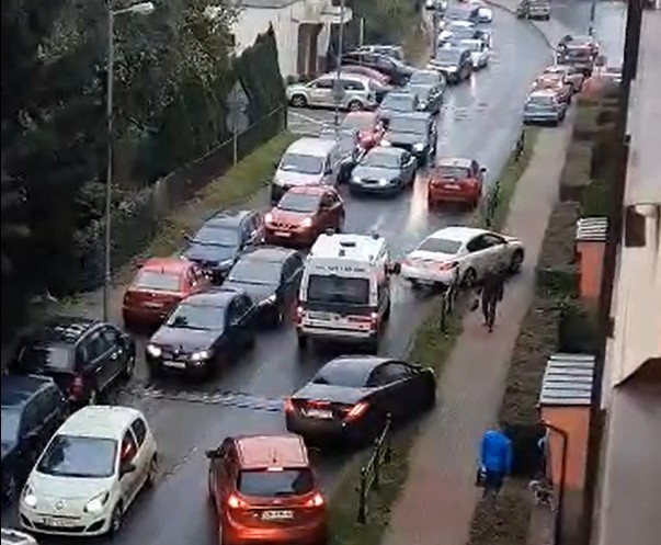 Wąską ulicą Ogińskiego w Koszalinie przeciskała się w godzinach szczytu jadąca na sygnale karetka pogotowia.