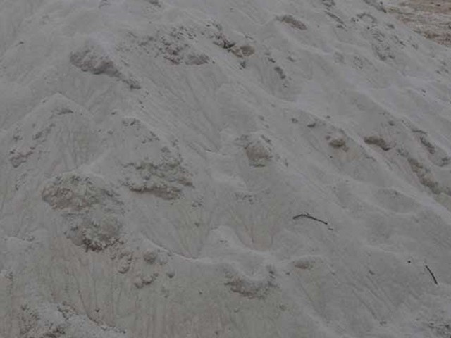 Nadmorska plaża nad drawskim jeziorem. Na dość nietypowy pomysł promocji regionu wpadli urzędnicy Starostwa Powiatowego w Drawsku Pomorskim. Postanowili jedną z plaż Pojezierza Drawskiego usypać z prawdziwego morskiego piasku.