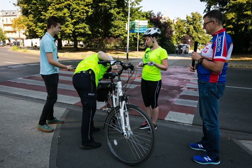 Policjanci rozdawali odblaski i sprawdzali rowerzystów [ZDJĘCIA]