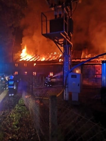 26.09.2020. Pożar w Izdebniku. Strażacy walczyli z ogniem...