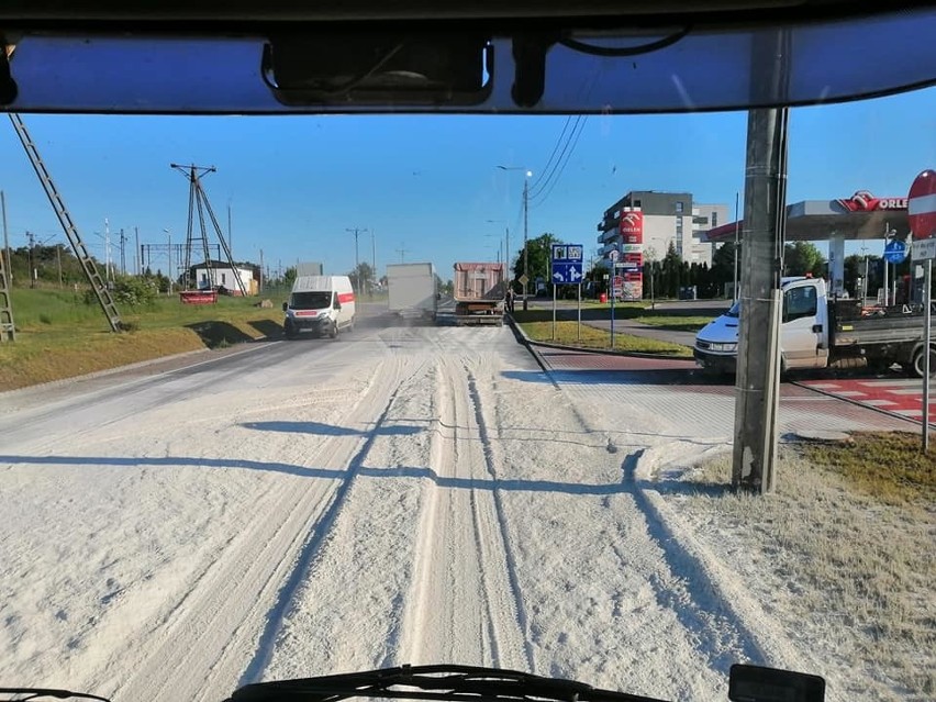 Mońki. Kolizja przy stacji paliw. Mąka wysypała się na drogę