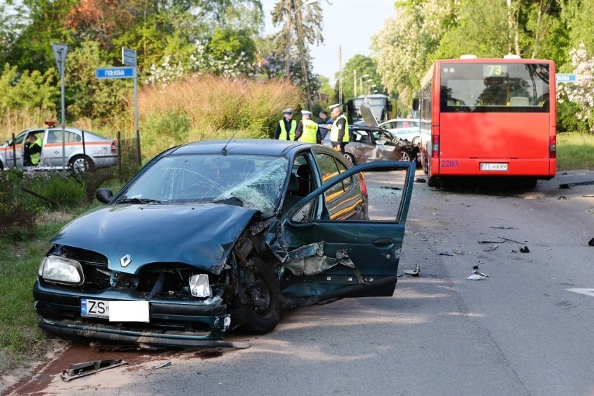 Wypadek autobusu i dwóch aut w Wielgowie. 10 osób jest rannych