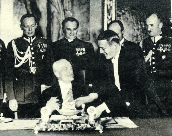 Prezydent Ignacy Mościcki podpisuje Konstytucję Kwietniową.