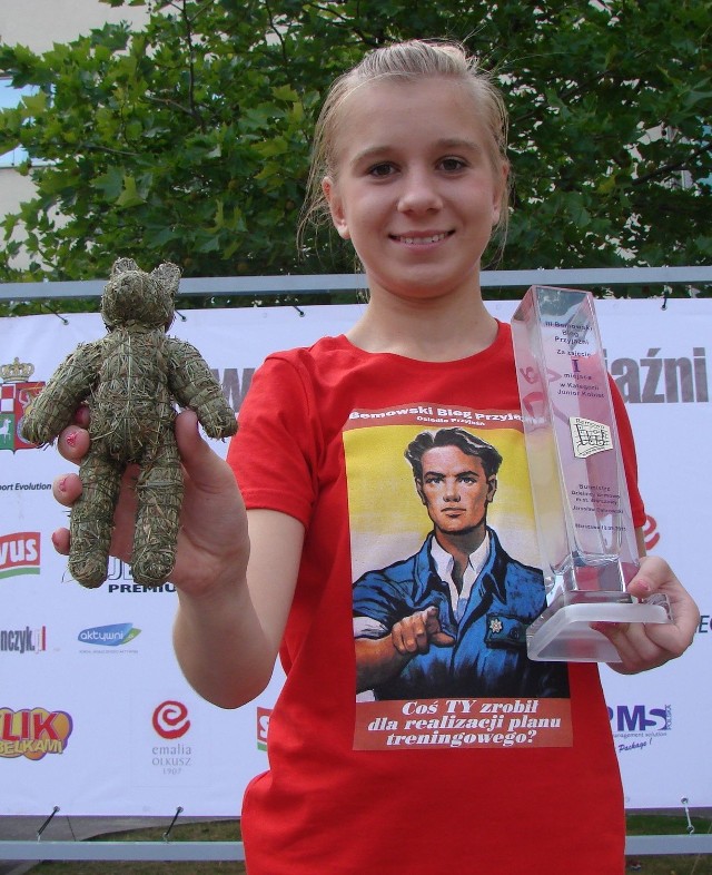 Katarzyna Wojciechowska z nagrodami za wygarnei biegu w stolicy.