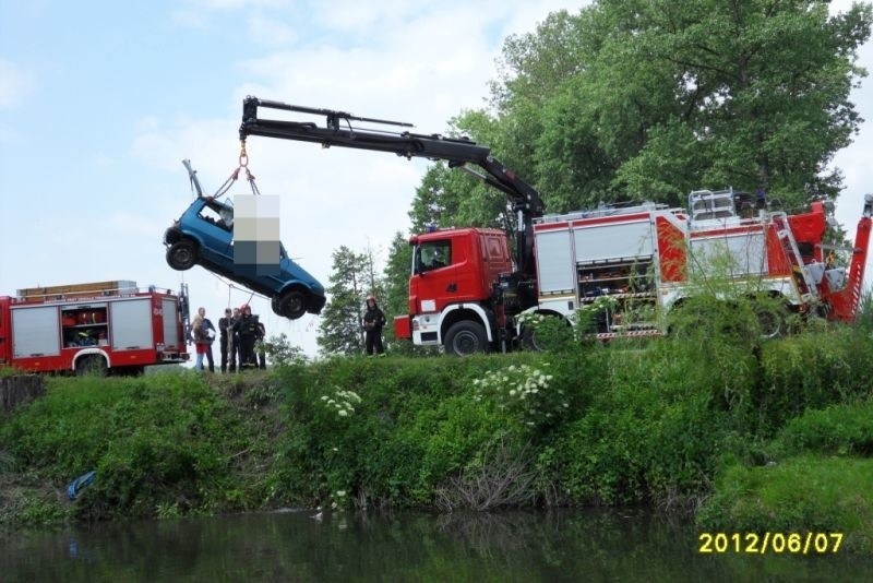 Tragedia pod Buskiem. Fiat cinquecento zsunął się ze skarpy i dachował w stawie. Zginął kierowca 