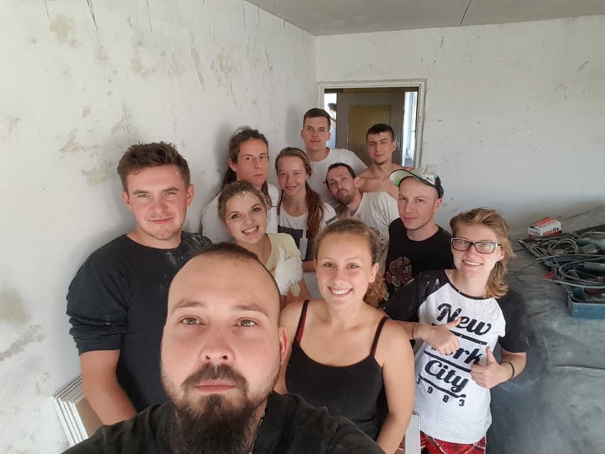 Wolontariusze z Olesna i okolic wyremontowali już mieszkanie...