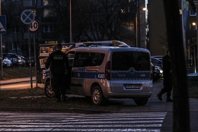 Zielonogórska policja zatrzymała mężczyznę, który napadł i obrabował kasę sklepu monopolowego przy ul. Morelowej.Nasze informacje potwierdza podinsp. Małgorzat Barska z biura prasowego zielonogórskiej policji. – Mężczyzna został zatrzymany przez policjantów – mówi podinsp. Barska.Do napadu doszło w środę, 4 kwietnia, przy ul. Morelowej. Mężczyzna wszedł do sklepu, sterroryzował ekspedientkę i zabrał utarg. Więcej o sprawie pisaliśmy tutaj: Napad na sklep monopolowy przy ul. Morelowej w Zielonej Górze. Mężczyzna zrabował gotówkę z kasyPOLECAMY ODCINKI "KRYMINALNEGO CZWARTKU":