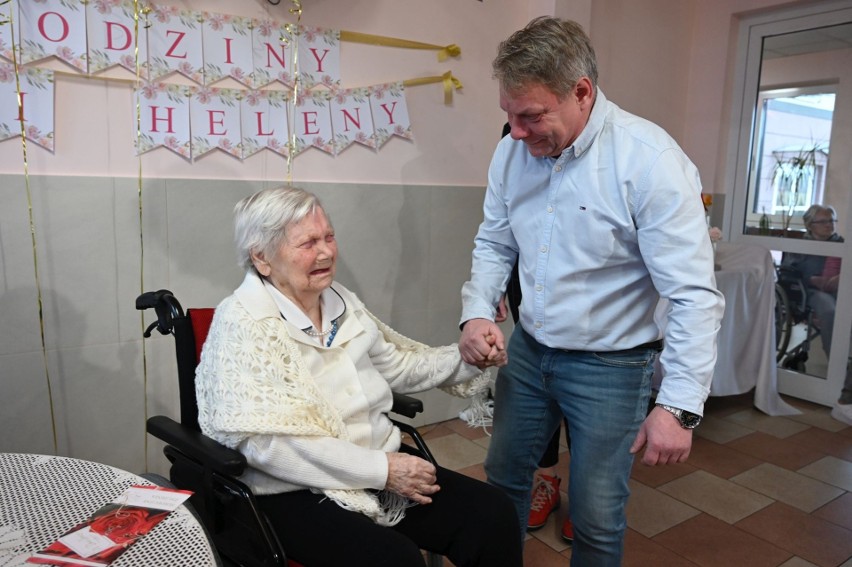 Pani Helena Wójcik z Kielc świętowała swoje setne urodziny! Pokonała covid i mieszka w Domu Pomocy Społecznej w Osinach. Zobacz zdjęcia 