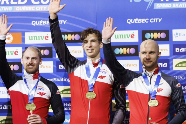 Triumfatorzy sprintu drużynowego Pucharu Świata w łyżwiarstwie szybkim w Quebecu - od lewej Damian Żurek, Merek Kania i Piotr Michalski