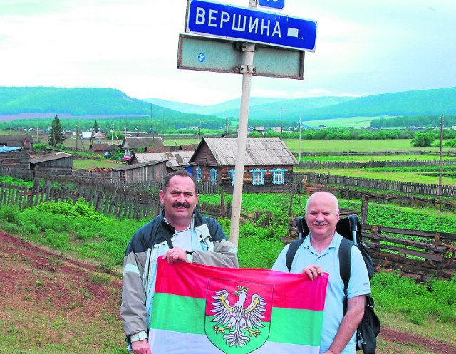 Piotr Dudała i Dariusz Jurek na Syberii z flagą Zagłębia Dąbrowskiego