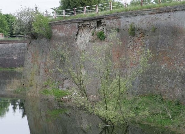 Tak wyglądał mur bastionu Król przed remontem. Widać na nim uszkodzenie, do którego doszło półtora roku temu.