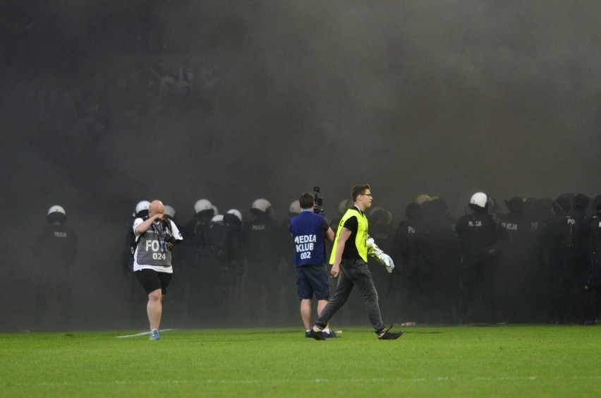 W trakcie meczu Lech - Legia w maju 2018 r. część kibiców...