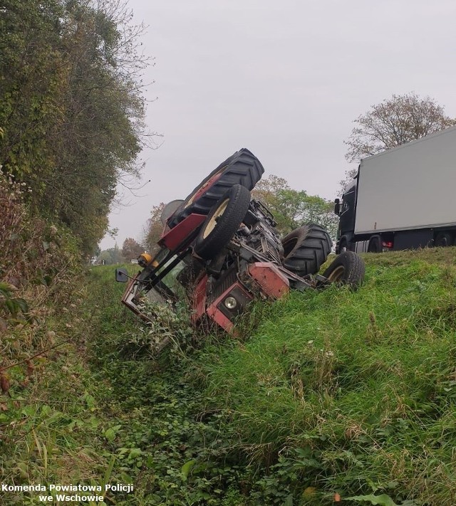 14 października na drodze krajowej nr 12 między Wschową a Jędrzychowicami patrol ruchu drogowego zauważył przewrócony w rowie ciągnik rolniczy i wychodzącego z niego mężczyznę. Przejdź do kolejnego zdjęcia --->