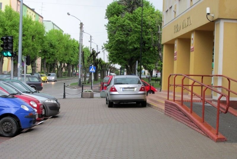 Byle bliżej drzwi. Tak parkuje się przed Urzędem miejskim w...