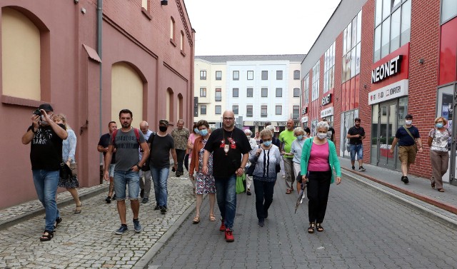 Przewodnik PTTK Maciej Wiśniewski oprowadził grupę chętnych po miejscach, w których tworzył się w Grudziądzu przemysł metalowy. Temat spaceru z przewodnikiem brzmiał: „Zabytki techniki-śladami stali i wody”. Był to przedostatni niedzielny spacer, na który zapraszają grudziądzcy przewodniczy PTTK. Ostatnie spotkanie odbędzie się w najbliższą niedzielę, 30 sierpnia, a jego temat to „Góra Garnizonowa-opowieść historią pisana”. Chętni zbiorą się o g. 10 przy skrzyżowaniu ul. Saperów i Jagiełły w Grudziądzu.