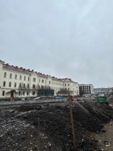 Kraków. Park przy Karmelickiej. Wysiewali trawę, teraz ryją w ziemi i kładą beton