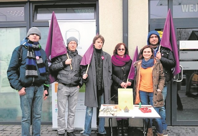 Działacze Partii Razem podczas happeningu przed zakładem fizjoterapeutycznym protestowali przeciwko działaniom PiS.