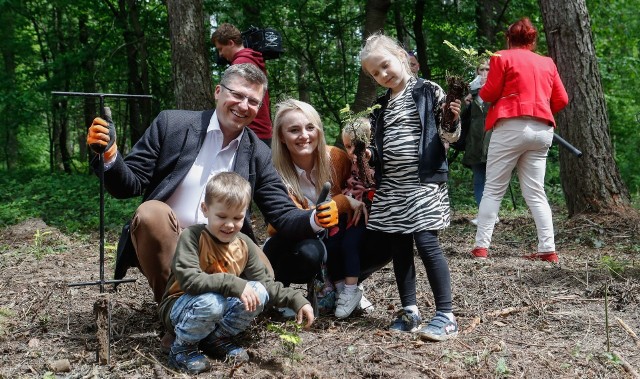 - Jestem tu z całą rodziną, aby wziąć udział w sadzeniu lasu w ramach akcji "Łączą nas drzewa" - mówił Marcin Warchoł, kandydat na prezydenta Rzeszowa.