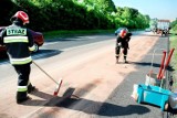 Świecie. Strażacy nie chcą usuwać plam oleju z dróg. Kto ma to robić?