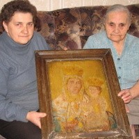 - Ten cudownie ocalony z wojennej zawieruchy obraz to cenna pamiątka rodzinna - mówią Anna Brzozowska (z prawej) i jej córka Anna Boguszewska