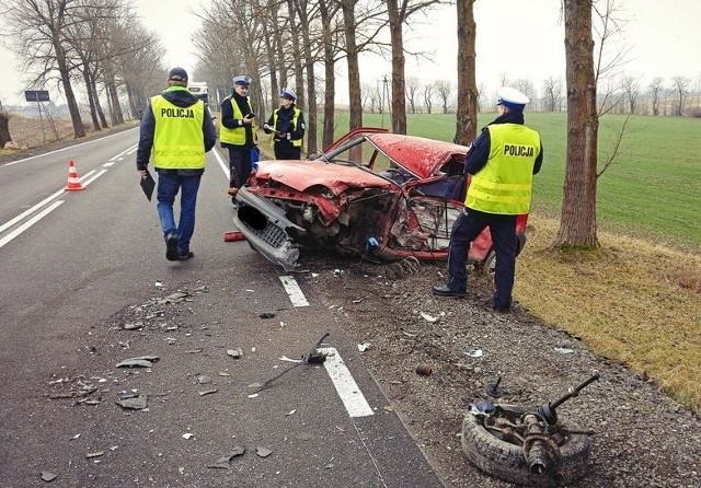 Do wypadku doszło w sobotę około godziny 11.00 w miejscowości Wityny (DK 65). Z wstępnych ustaleń policjantów pracujących na miejscu zdarzenia wynika, że 54-letni kierowca fiata seicento zjechał na przeciwny pas ruchu, gdzie czołowo zderzył się z ciężarówką.