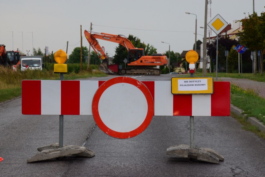 Skrzyżowanie zamknięto z powodu budowy w tym miejscu ronda....