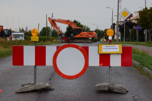 Skrzyżowanie zamknięto z powodu budowy w tym miejscu ronda. Tutaj bowiem kończyć się będzie budowana właśnie droga, która połączy ulicę Marulewską z Szymborską.