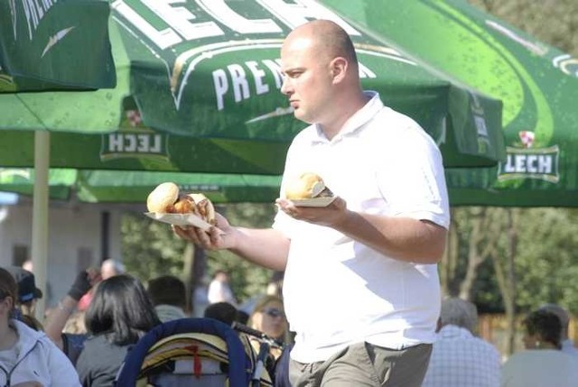 Pokazy walk rycerskich, uzbrojenia i tanców byly atrakcją pikniku z okazji 3 Maja w slupskim Parku Kultury i Wypoczynku.