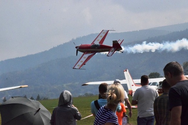 W sobotę 1 września rozpoczął się Piknik Lotniczy 2018 w Bielsku-Białej. Przez dwa dni nad lotniskiem w Aleksandrowicach można oglądać efektowne pokazy akrobatyczne pilotów. W niedzielę pojawi się zespół akrobacyjny Biało-Czerwone „Iskry”. ZOBACZCIE ZDJĘCIA