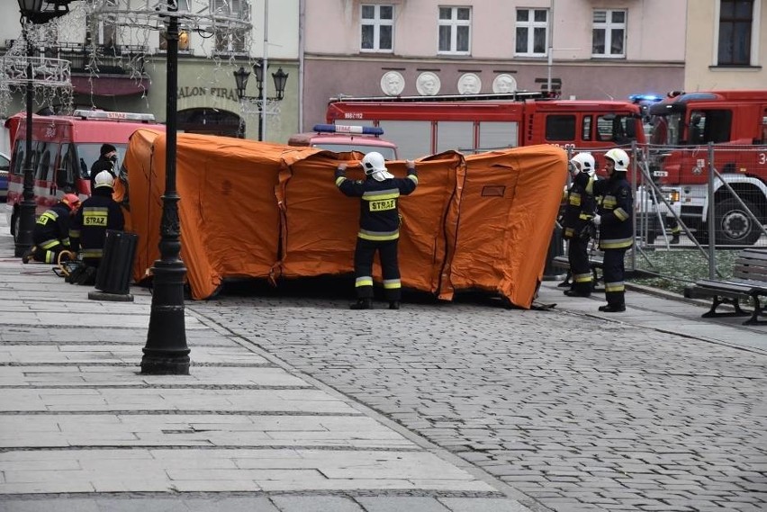 Służby pracują również w budynku urzędu przy ul. Kościuszki....