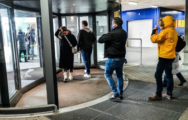 Czemu paszporty covidowe zaczęto sprawdzać dopiero teraz? W rozporządzeniu jest mowa o limicie, jaki występuje w centrach handlowych i sklepach wielkopowierzchniowych, z zastrzeżeniem, że nie dotyczy on osób zaszczepionych.