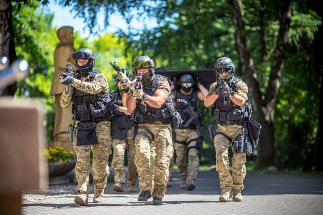 Koordynację  służb i samorządów oraz postępowanie uczniów, nauczycieli oraz dyrekcji szkoły w przypadku działań terrorystycznych ćwiczono  w  Zespole Szkół Agrotechnicznych w Słupsku, ul. Szczecińska 36. Było wybuchowo i bez ofiar. 