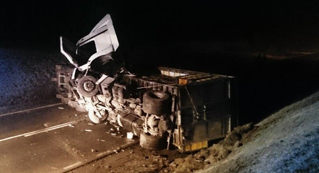 Wypadek koło Żarnowa. Ciężarówka przewrócona na DK74. Jedna osoba ranna