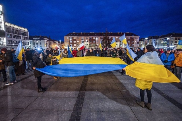 W czwartek podobne manifestacje odbyły się w wielu miastach w całym kraju. Swój sprzeciw wobec ataku Rosji na Ukrainę wyrazili m.in. mieszkańcy Koszalina.