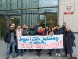 Aktywistki z Przemyśla przed sądem za rozwieszanie plakatów na drzewach