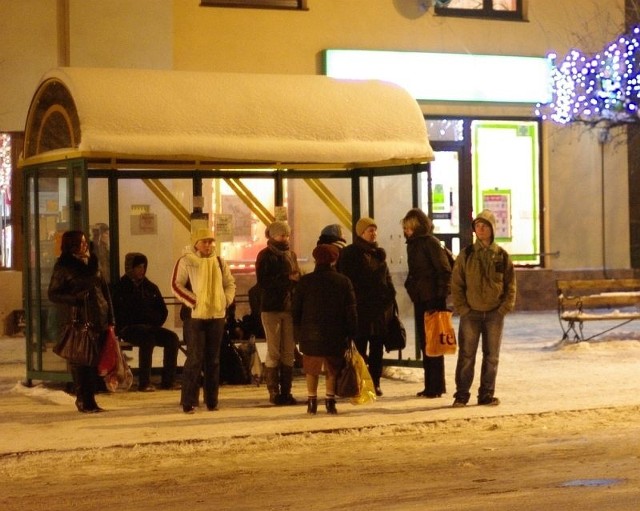 Mrozy od kilku dni paraliżują jazdę autobusów. Na zdjęciu podróżni oczekujący na autobus na staszowskim rynku.