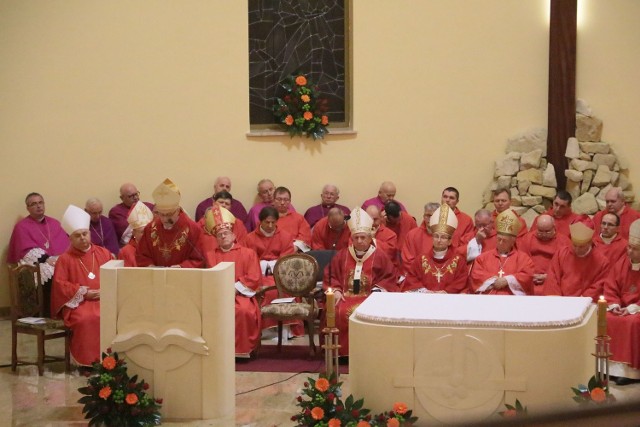 W mszy św. inaugurującej synod wzięło udział dziesięciu biskupów i tłum wiernych z całego regionu.