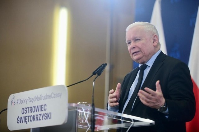 Jarosław Kaczyński spotkał się z mieszkańcami Ostrowca Świętokrzyskiego. - Patriotyzm to stawianie na państwo podmiotowe. Ale patriotyzm to również wspólnota. Nie można dzielić Polaków, polityka musi być podporządkowana pod tworzenie wspólnoty - powiedział prezes Prawa i Sprawiedliwości.