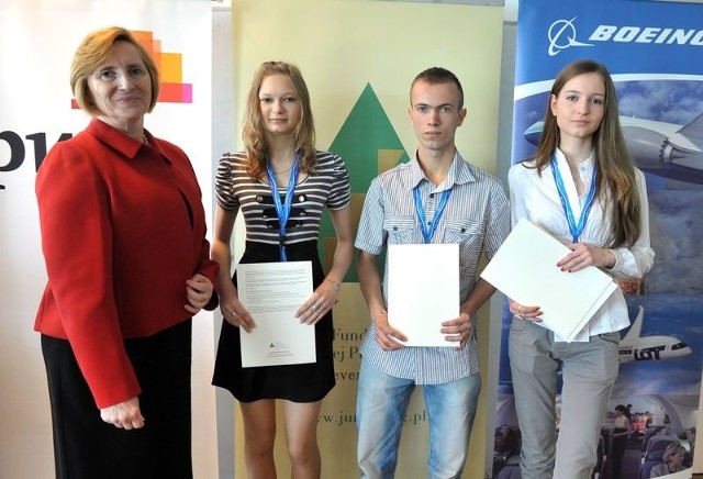 Magdalena Sosińska, Kamil Magierek, Marlena Gołąbek z Zespołu Szkół Ponadgimnazjalnych w Lipsku zakwalifikowali się do Finału Mistrzostw Europy w Zarządzaniu Bankiem.