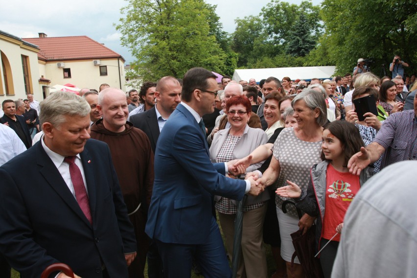 Nowe Miasto nad Pilicą. Premier Mateusz Morawiecki na festynie rodzinnym podziwiał młodych aktorów