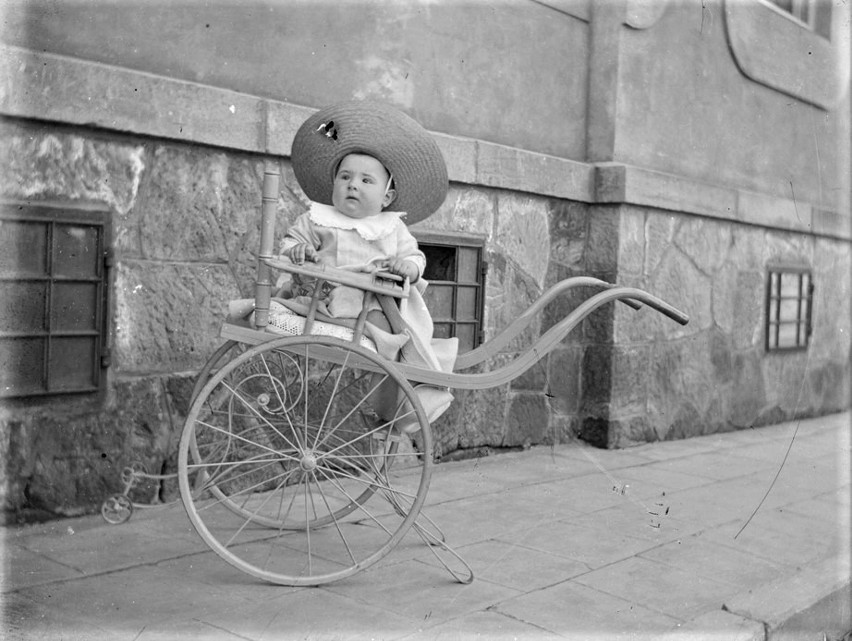 Tak przed około wiekiem wyglądały dziecięce wózki