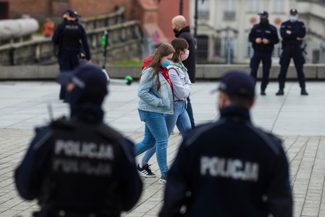 Podczas środowej konferencji prasowej minister zdrowia Adam Niedzielski poinformował, że dużego wzrostu nowych zakażeń koronawirusem, od soboty, 20 marca będą obowiązywać nowe obostrzenia na terenie całego kraju. Zobacz, co się zmienia ---->