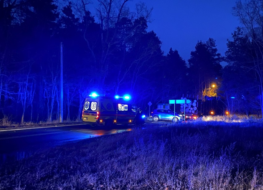 Wypadek w Łęgu Przedmiejskim, 22.11.2021. Rowerzysta potrącony przez ciężarówkę przewożącą drewno. Zdjęcia